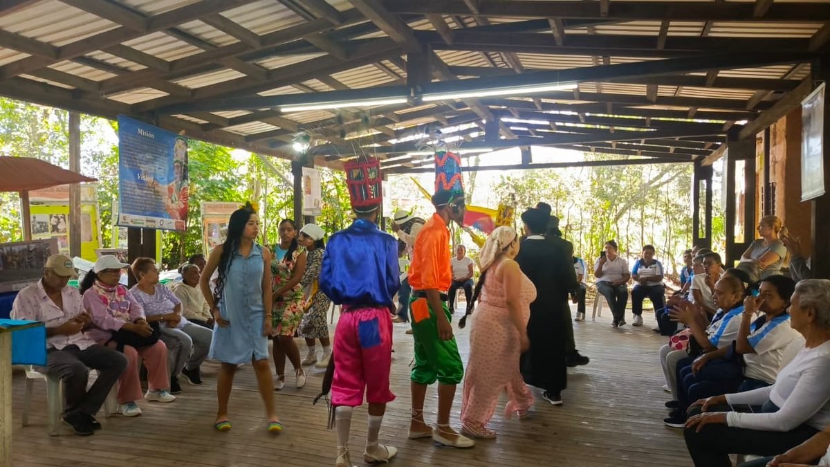 Personajes del sainete bailando frente al público sentado alrededor
