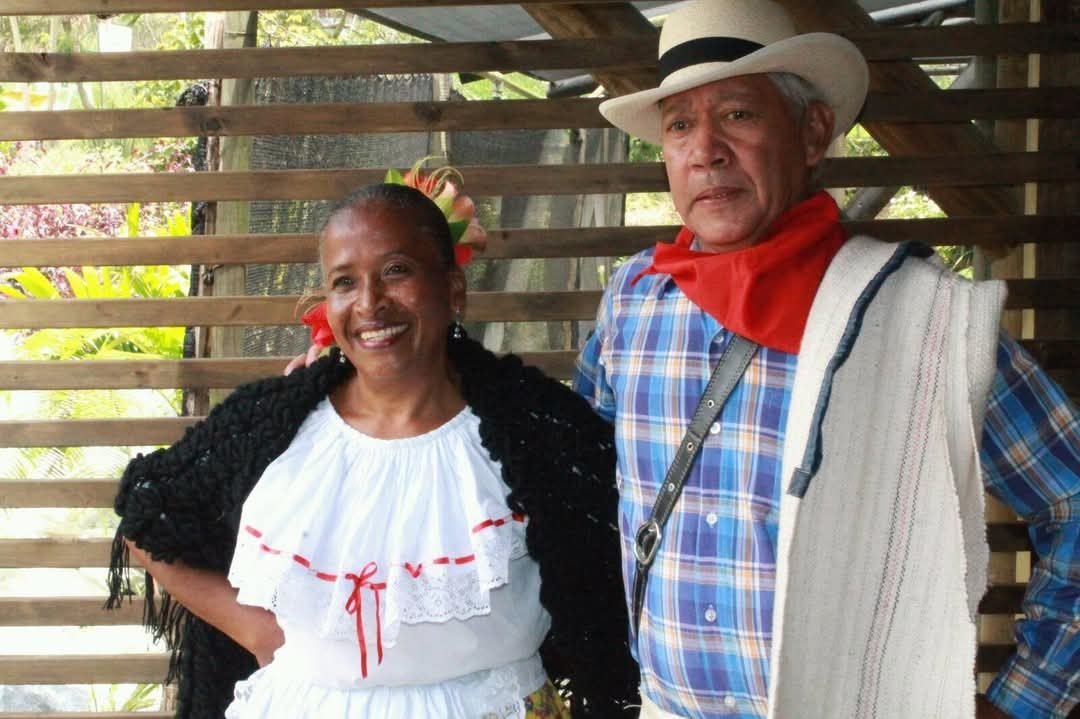 Pareja de cultores con vestuario tradicional en el Parque Vivo